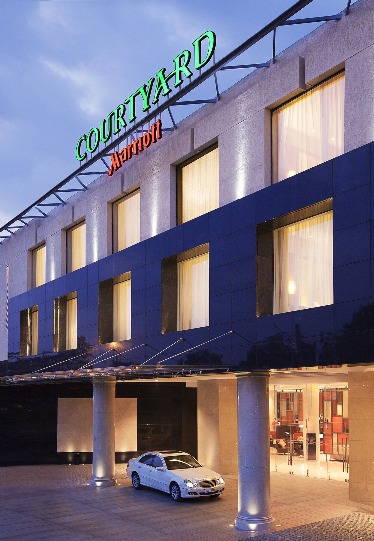 Courtyard By Marriott Kochi Airport Hotel Nedumbassery Exterior photo